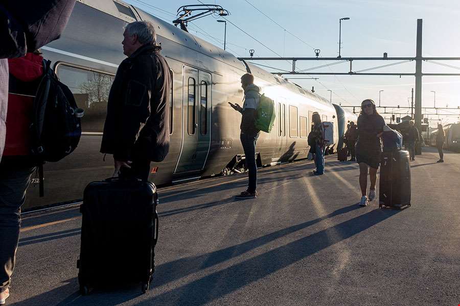 Passasjerer på Hamar stasjon. Foto: Rune Fossum